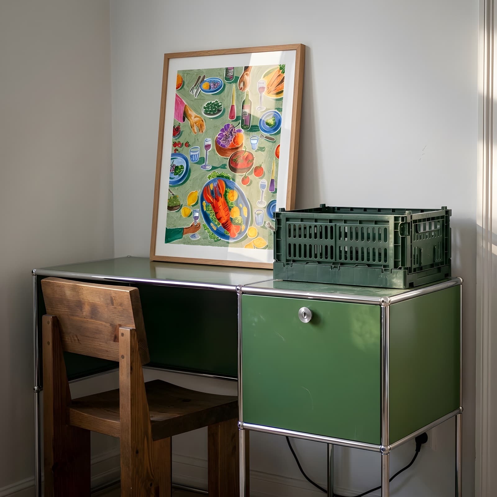 Hummer og Vin print above a green desk in a home office